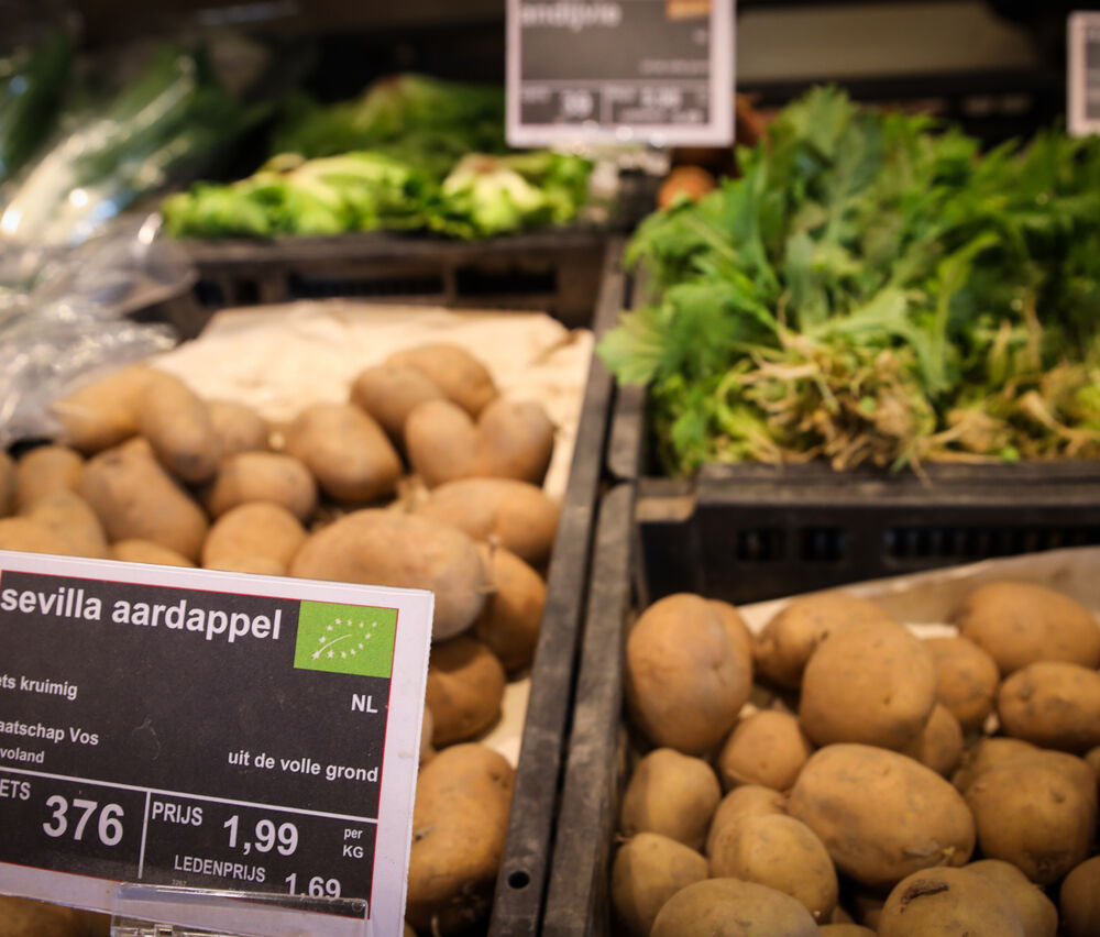 Biologische aardappelen in Supermarkt rechtenvrij kopie